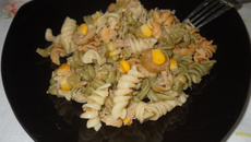 Salada fácil de macarrão e atum