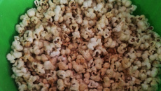 Pipoca caramelada com leite em pó