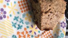 Bolo light de banana e uvas-passas