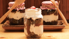 Bolo floresta negra no pote