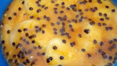 Mousse de maracujá com calda da fruta