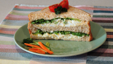 Sanduíche rápido com salada de ovos