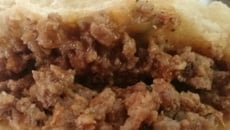 Carne moída com pão francês