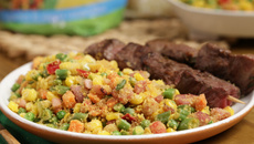 Farofa caribenha com espetinho de carne