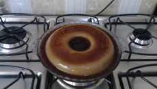 Pudim de batata doce e banana com calda de alfarroba