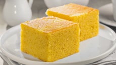 Bolo de flocos de milho pré-cozido sem glúten e zero lactose