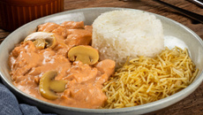 Strogonoff de frango simples com creme de leite que não talha