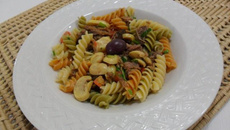 Salada de macarrão com cogumelos e azeitonas da Abima