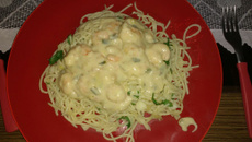 Macarrão com camarão ao creme de queijo