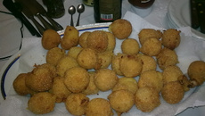Bolinho de calabresa com queijo