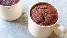 Bolo de chocolate de caneca na airfryer