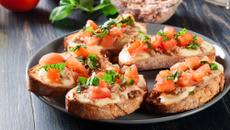 Bruschetta de queijo prato e atum