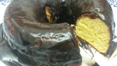 Bolo de laranja com calda de chocolate