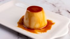 Mini pudim de copo descartável que não vai ao fogo, rende muito e fica pronto rapidinho