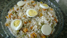 Arroz com atum e legumes