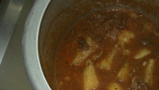 Bife desfiado com molho e batatas