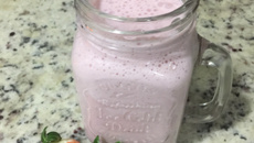 Vitamina de morango com mel e aveia