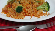 Macarrão com calabresa e brócolis