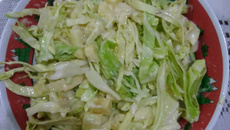 Salada crua de repolho e abacaxi