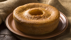 Bolo de fubá com licor de cassis