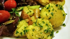 Batata com ervas e limão