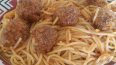 Espaguete com amôndegas