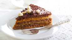 Bolo recheado com doce de leite