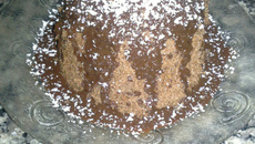 Bolo na caneca de chocolate com cobertura