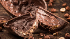 Ovo de páscoa decorado e recheado com nozes