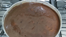 Brigadeiro recheado com bolo de cenoura