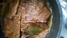 Carne na panela de pressão com molho escuro