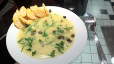 Creme de queijo com aspargos, alho poró e alcaparras