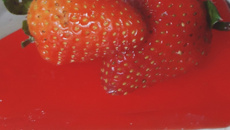 Torta mousse de limão com morango