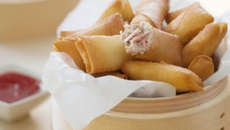 Rolinhos primavera recheados com patê de atum