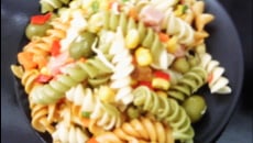 Salada de macarrão parafuso colorido