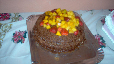 Bolo de chocolate com frutas