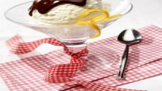 Frozen de iogurte com calda quente de chocolate.