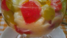 Frutas com calda morna de leite condensado