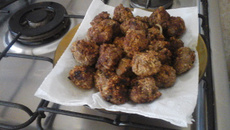 Bolinho de carne moída com cheiro-verde