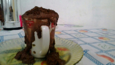 Bolo de caneca com calda de chocolate