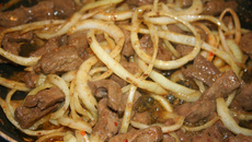 Iscas de fígado aceboladas