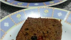 Bolo de banana com ameixa e passas