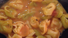 Sopa de tomate com tortellini