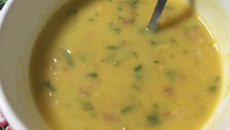 Sopa creme da batata doce, linguiça Blumenau e alho poró