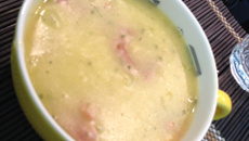 Sopa cremosa de mandioca com calabresa