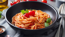 Macarrão ao sugo e manjericão