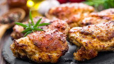 Sobrecoxas de frango assadas com alecrim