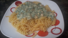 Macarrão ao molho de espinafre com frango