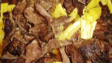 Carne assada com mandioca
