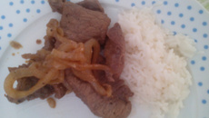 Bife acebolado agridoce